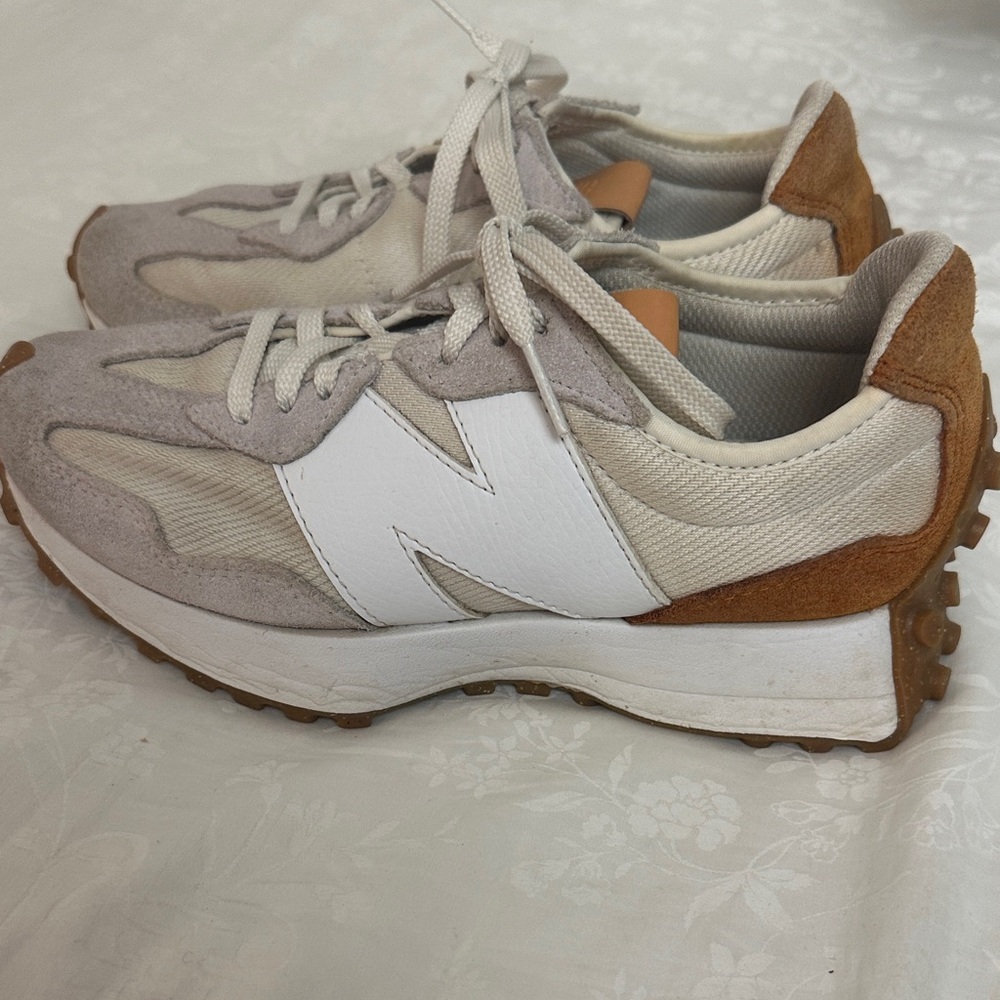 New Balance 327 sneaker in the "Sea Salt with Rust Oxide" Women's sz 6